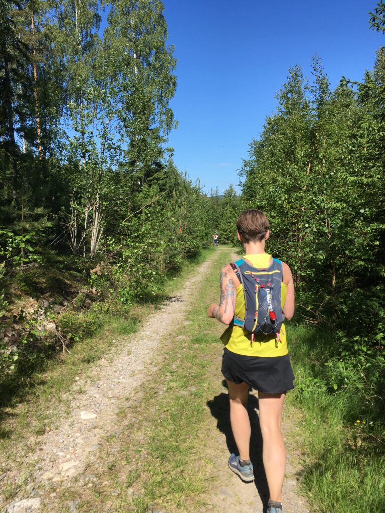 Lisa Kriga springer längs en skogsväg