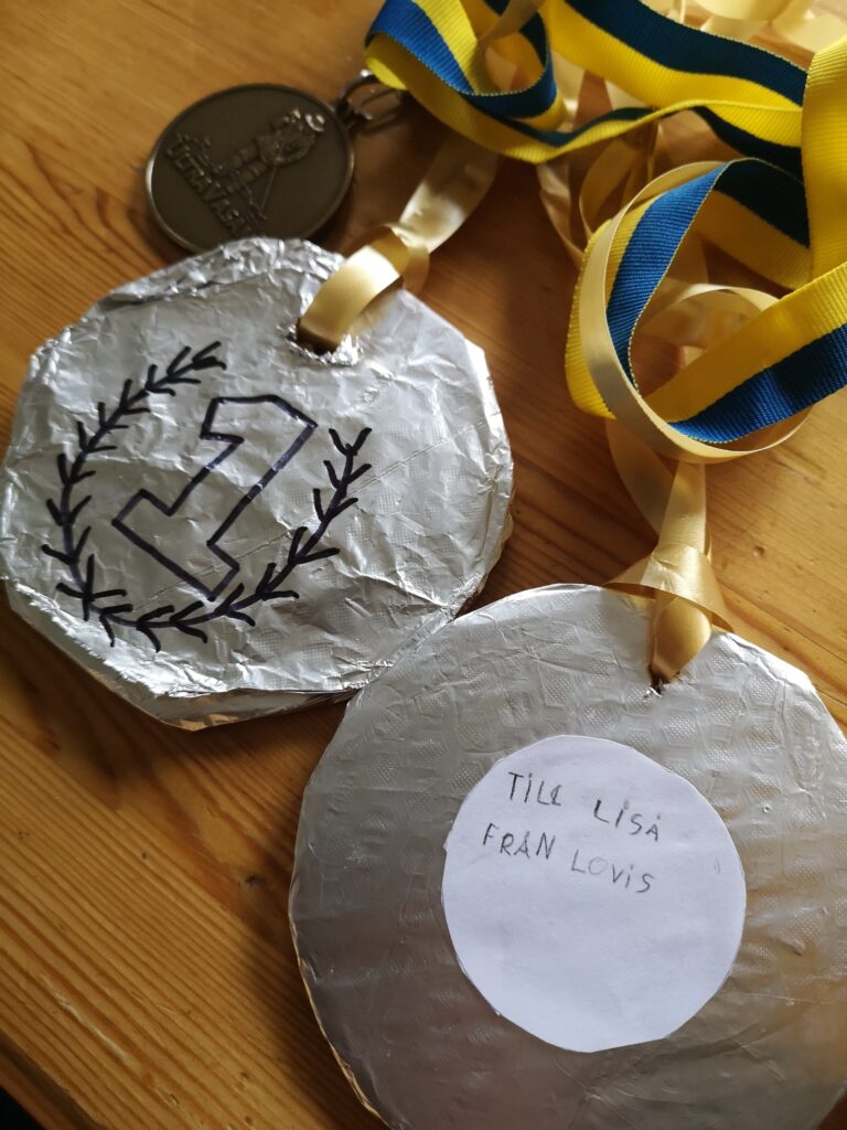 Två hemmagjorda medaljer och den officiella medaljen för Ultravasan 45.