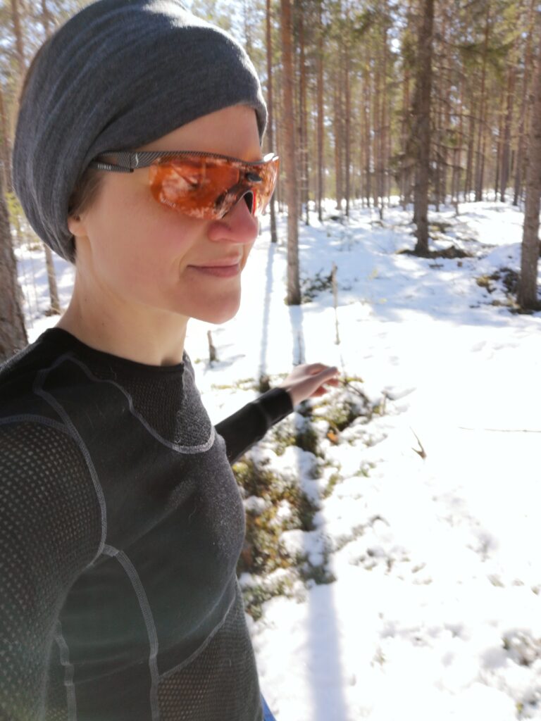 Lisa Kriga springer i skogen med Aclima WoolNet Crew Neck Shirt