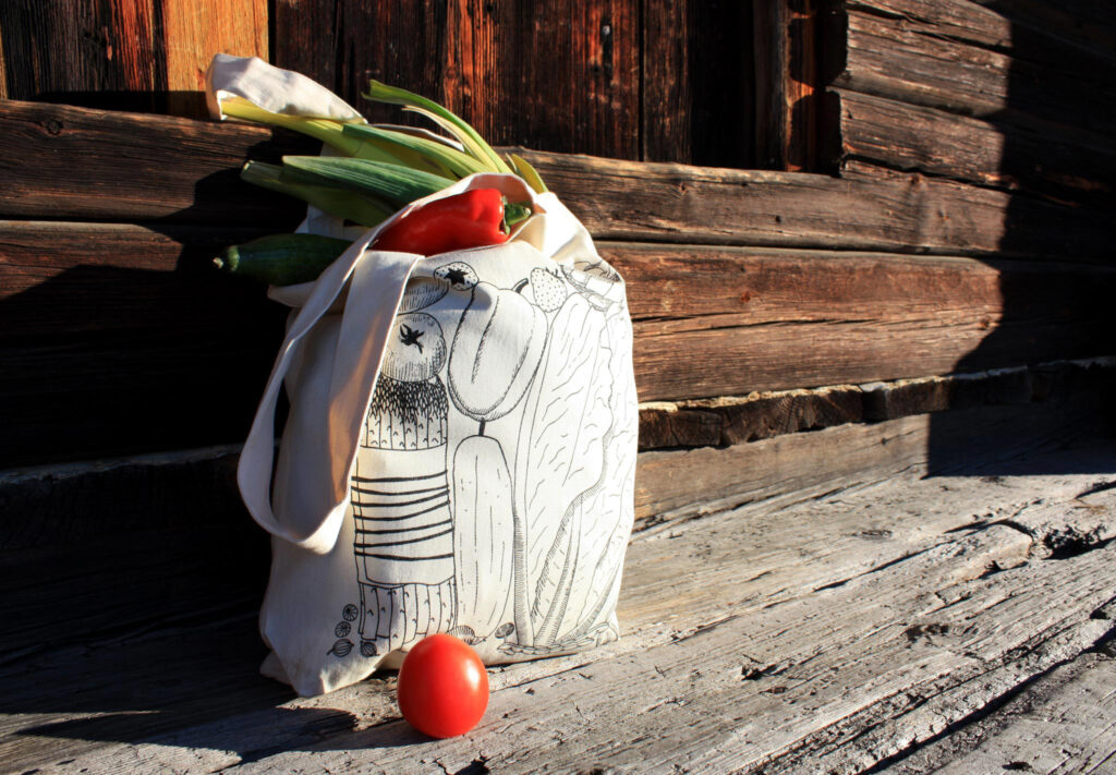 Tygpåsen I säsong med illustrationer med vår- och sommargrönsaker. Av Lisa Kriga.