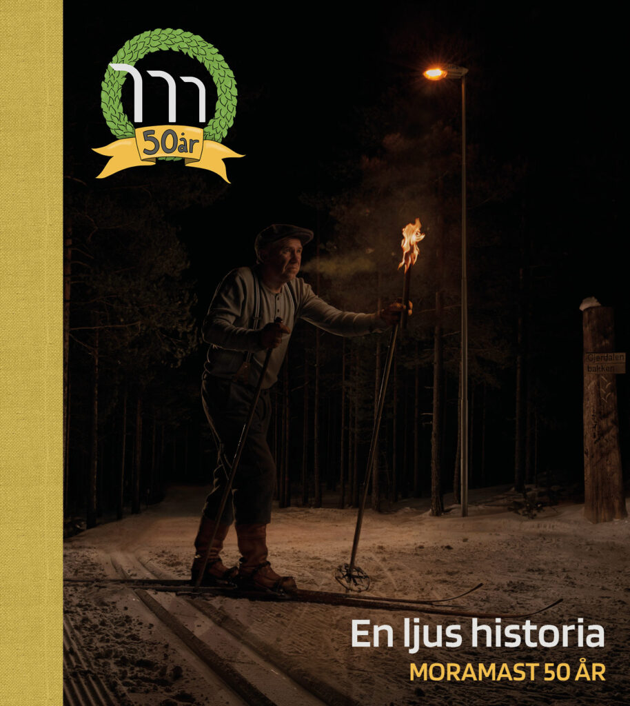 Framsidan på boken En ljus historia – Moramast 50 år. Lisa Kriga har gjort jubileumsversionen av logotypen, grafisk design och texter till boken.