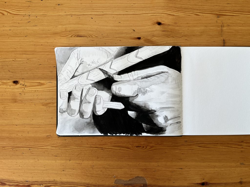 Sida i Lisa Krigas skissbok: närbild på händer som täljer